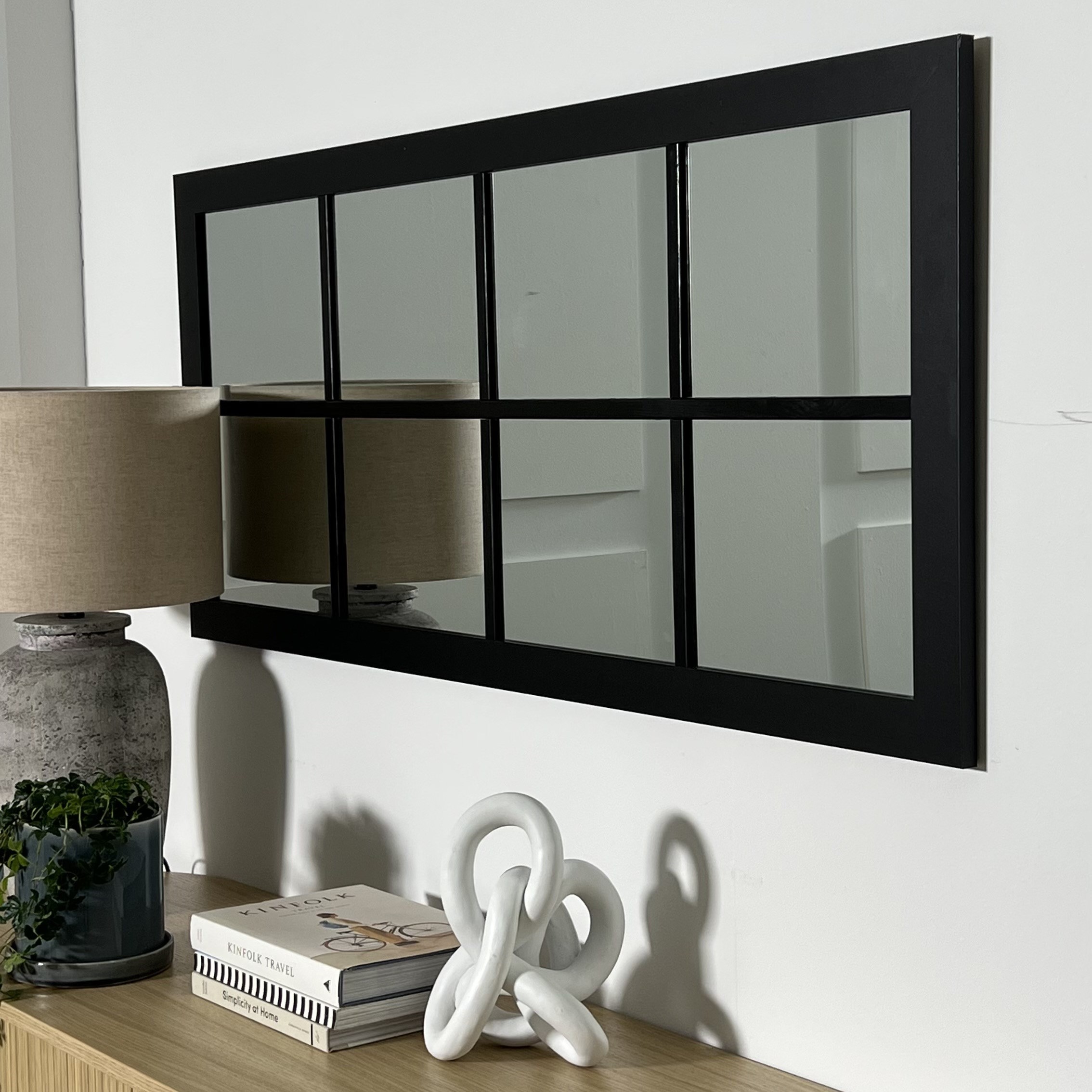 Skänk med lampa och böcker samt väggmonterat spege