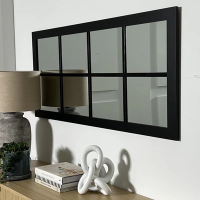 Skänk med lampa och böcker samt väggmonterat spege