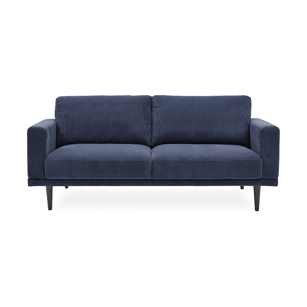 Soffa i blått tyg mot vit bakgrund