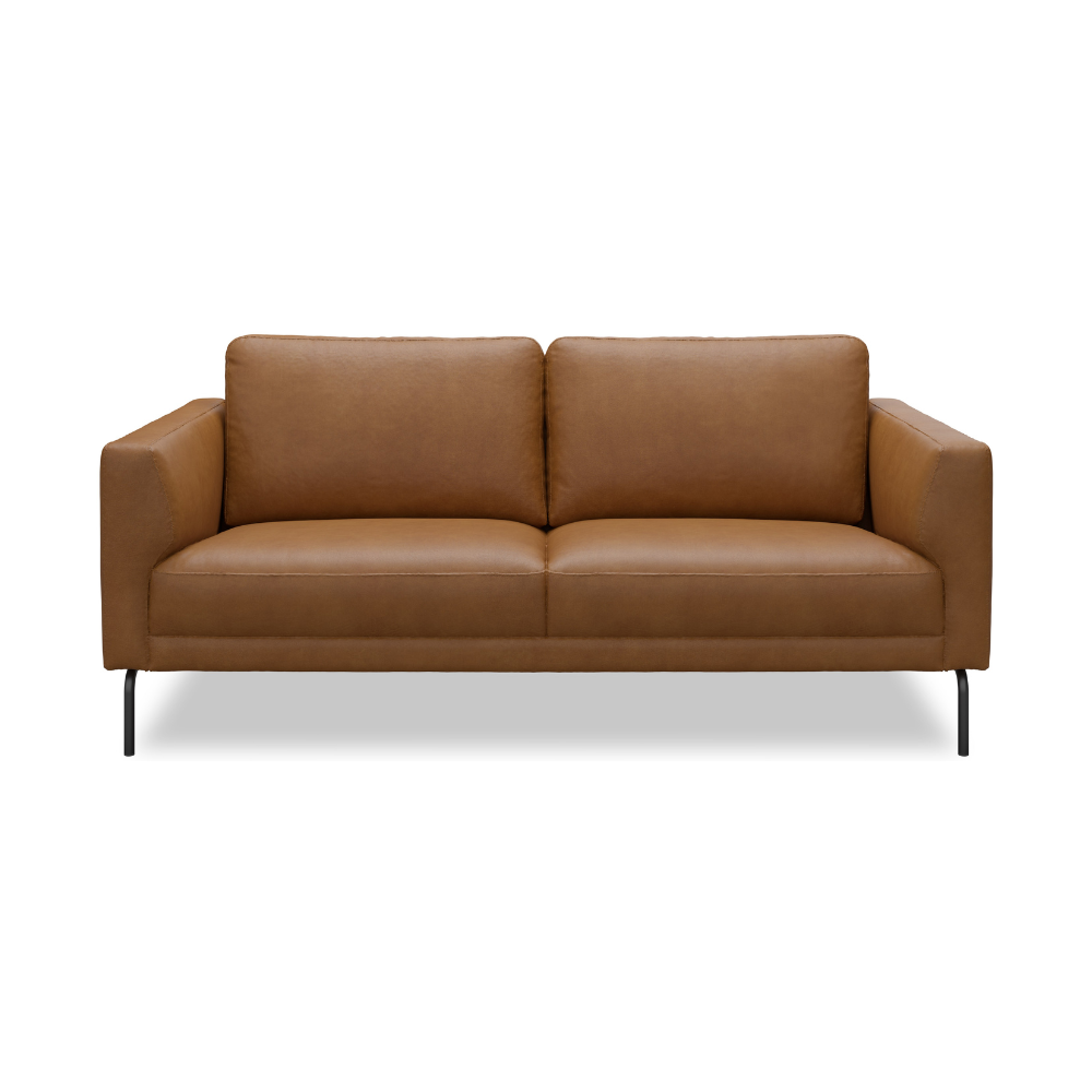 Cognacfärgad lädersoffa mot vit bakgrund