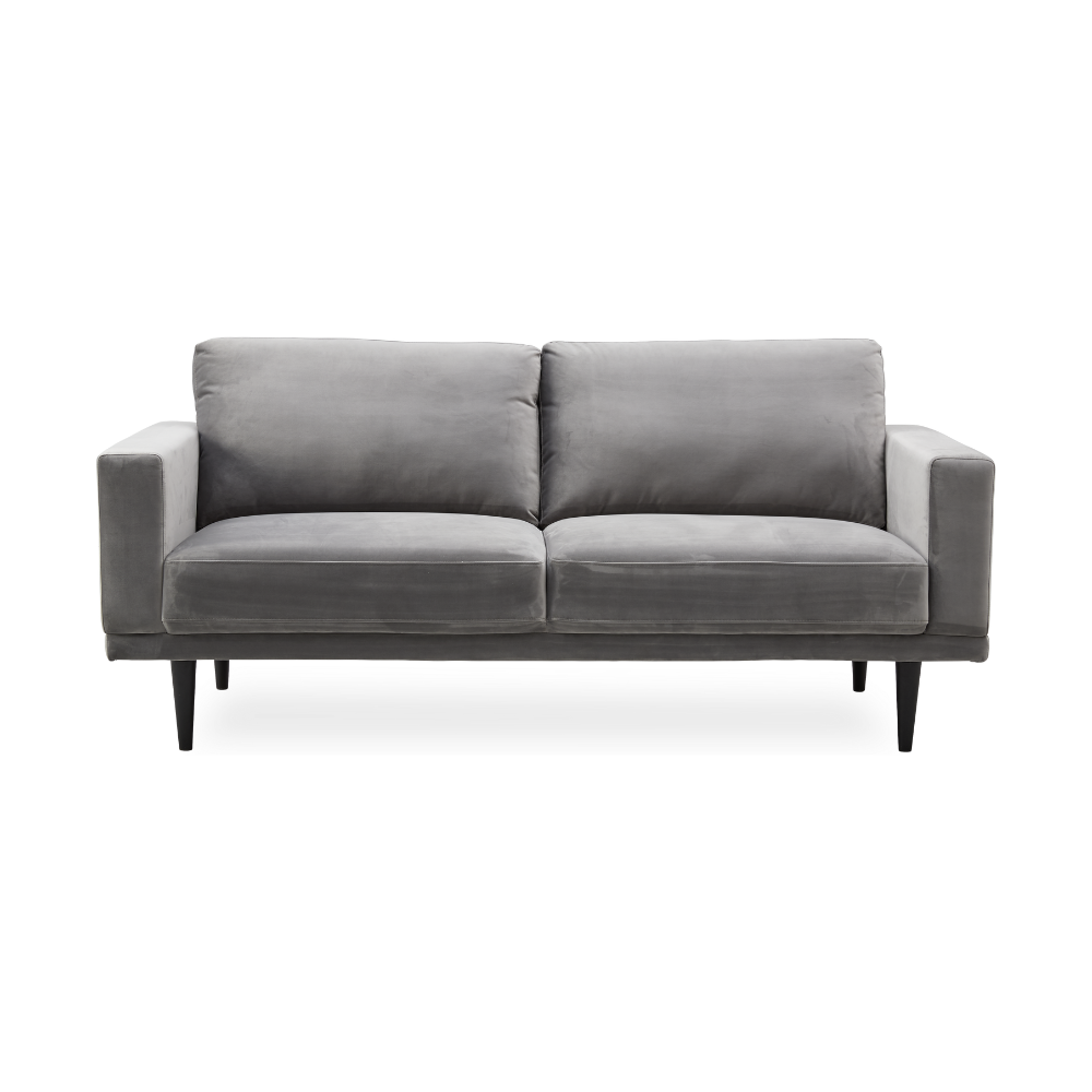 Ljusgrå tygsoffa mot vit bakgrund