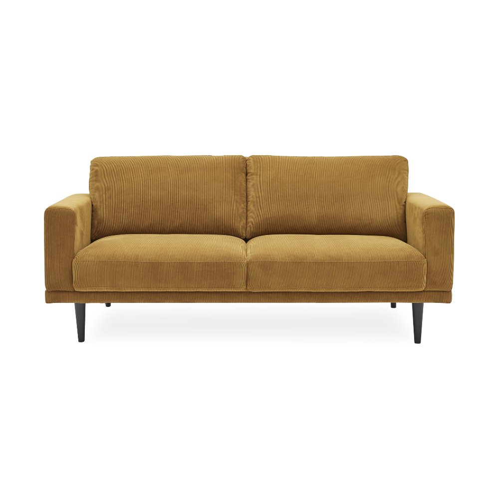 Soffa i gult tyg mot vit bakgrund