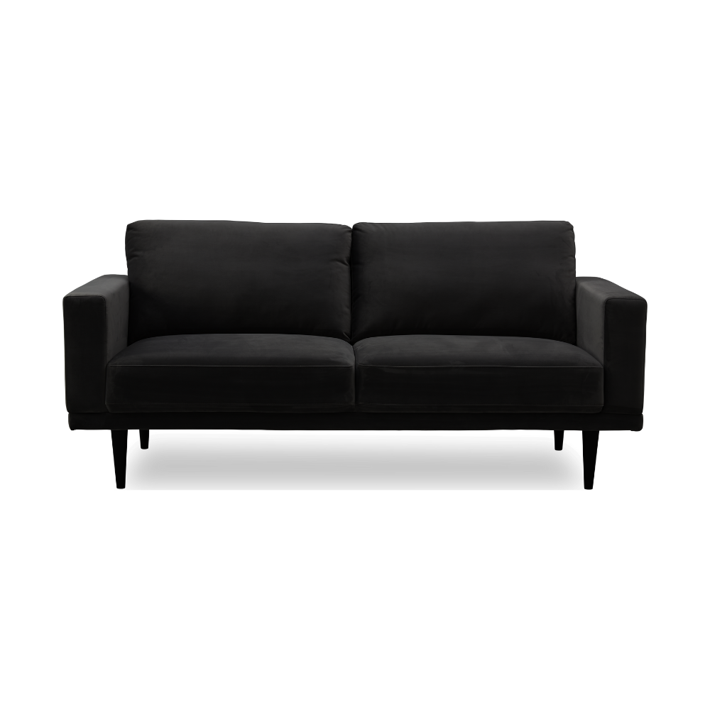 Soffa i svart tyg mot vit bakgrund