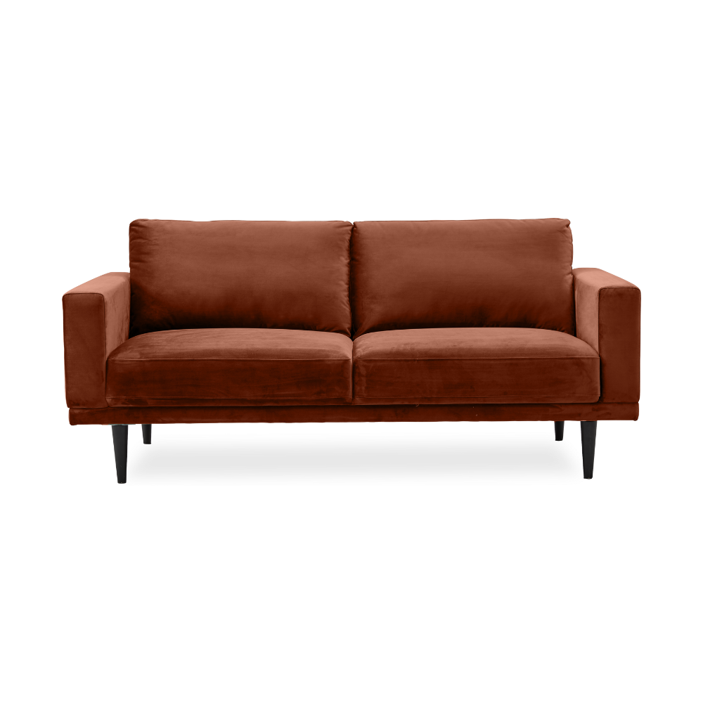 Soffa i brunt tyg mot vit bakgrund