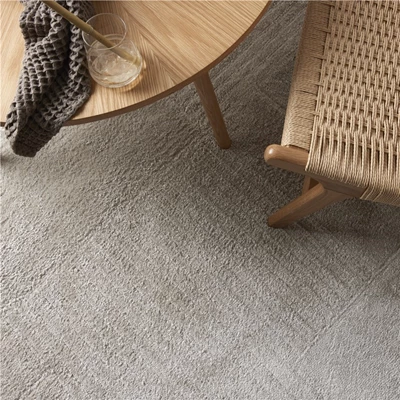 Matbord och stol stående på matta sett uppifrån.