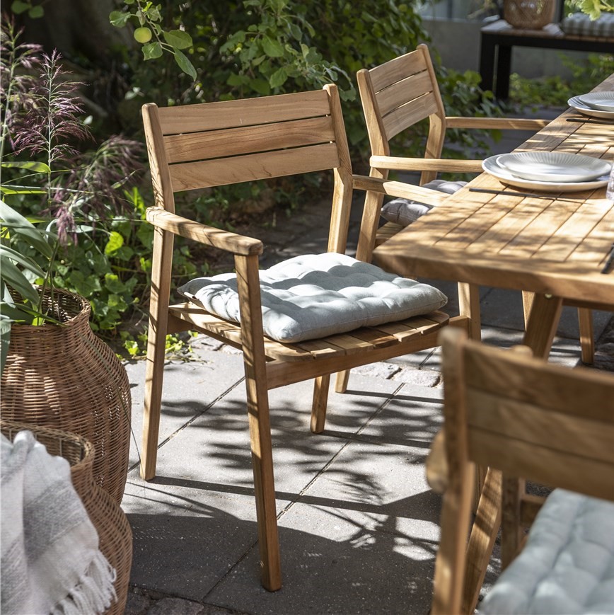 Trädgårdsmöbler i trä med kuddar på terrass
