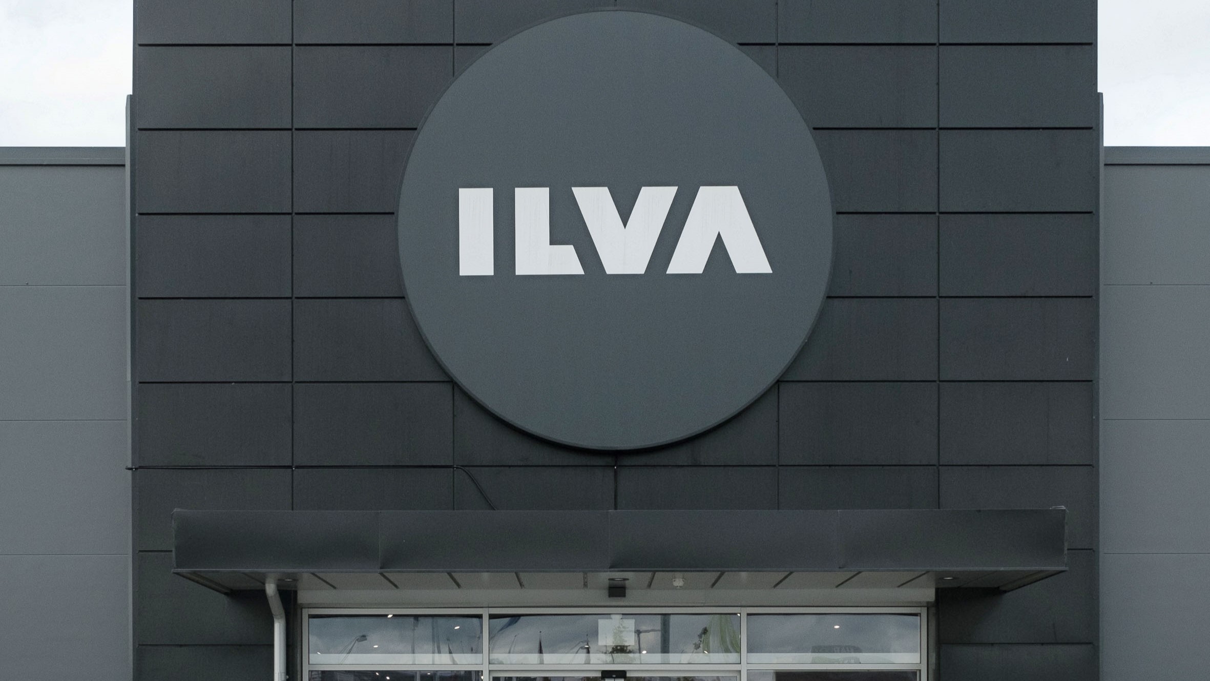ILVA-butik med svart fasad och stor logotyp.
