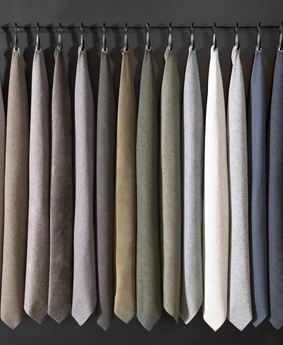 Tygprover i olika färger hängande på rad.