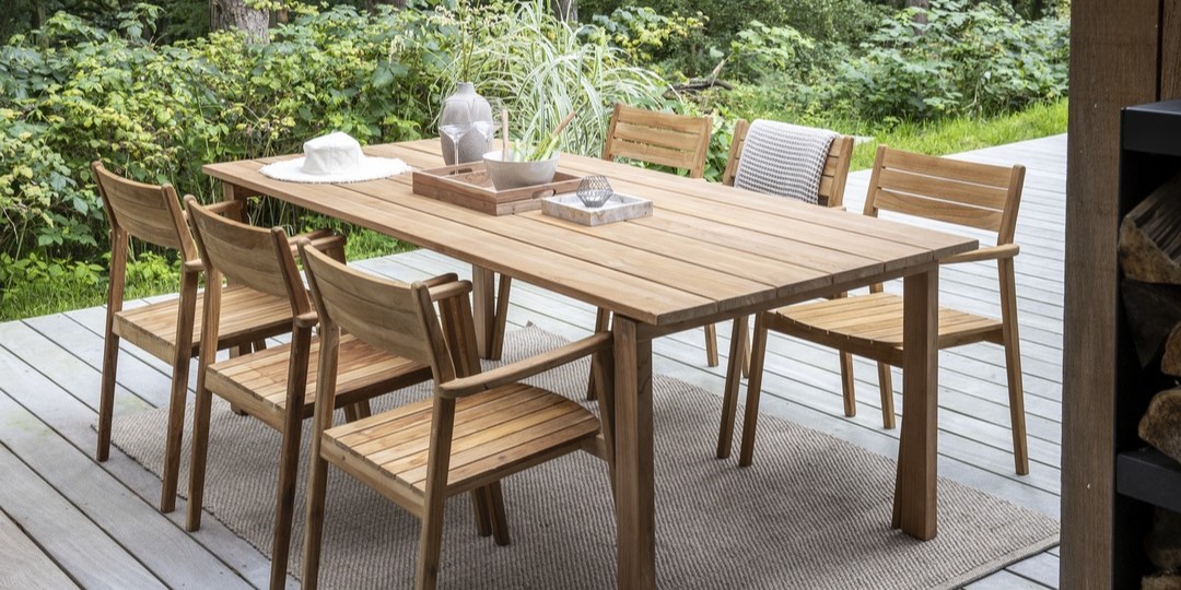 Utebord med sex stolar och dekoration