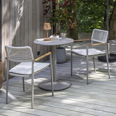 Caféset i grått bestående av ett runt cafébord och stol i matchande nyans