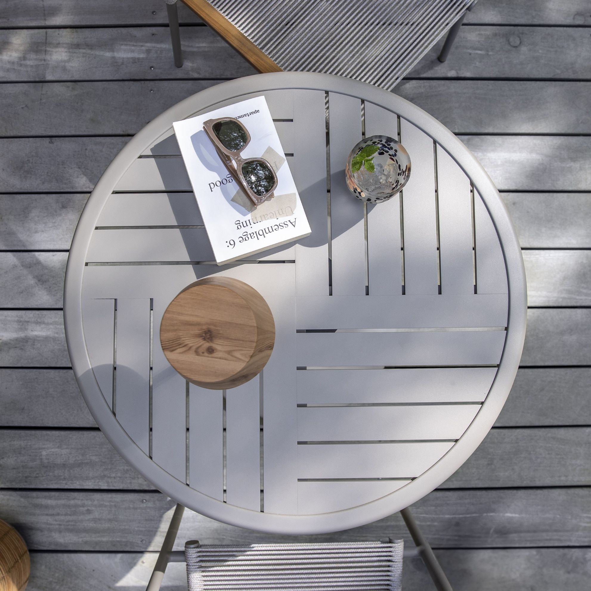 Cafébord i grå aluminium set oppefra