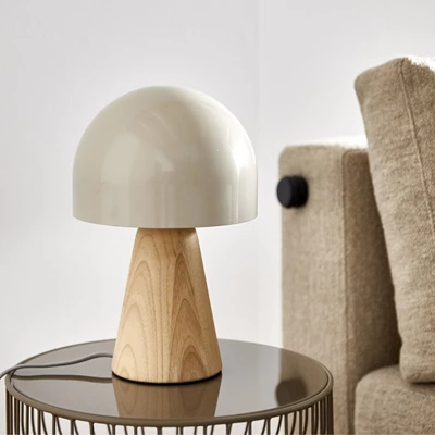 Bordlampa med trästomme och vit, kupolformad skärm.