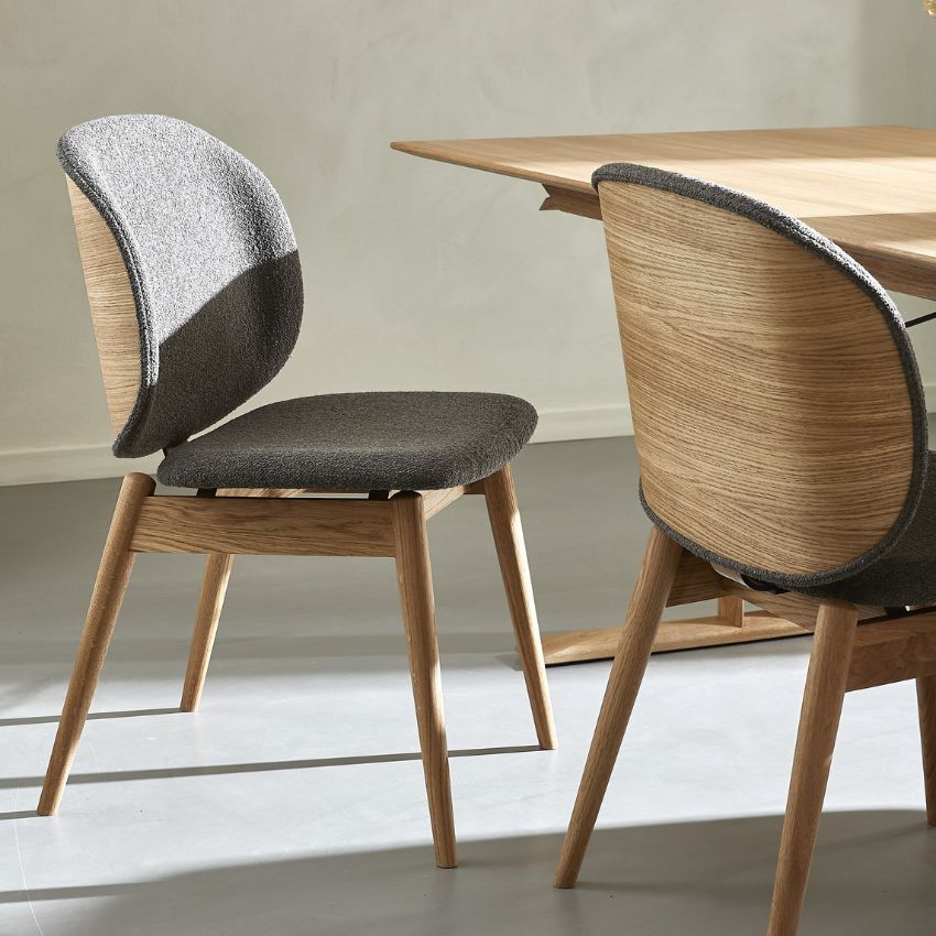 Matstol med trästomme och stoppad sits och rygg i grått.