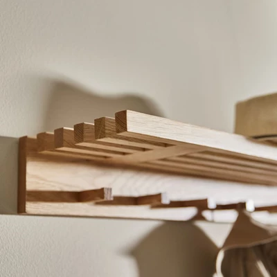 Hatt hylla i trä.
