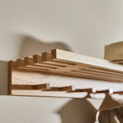 Hatt hylla i trä.