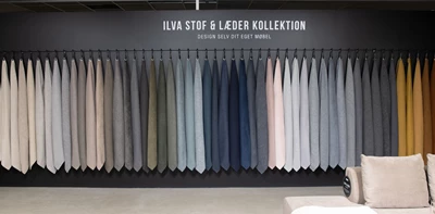 Färgglad utställning av tyg- och läderprover i en rad neutrala och djärva färger, som lyfter fram olika material och texturer