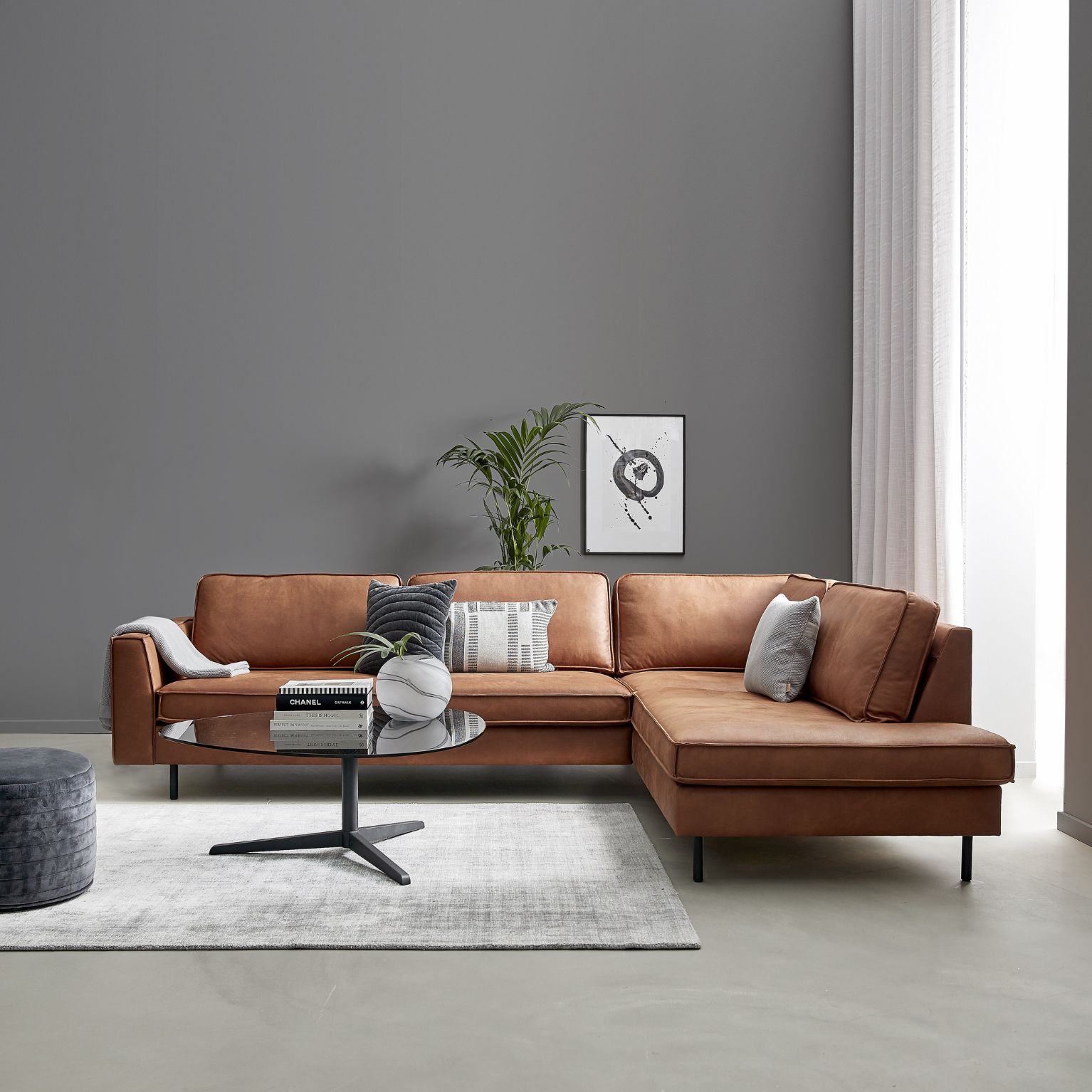 Brun hörnsoffa med moderna lampor och soffbord