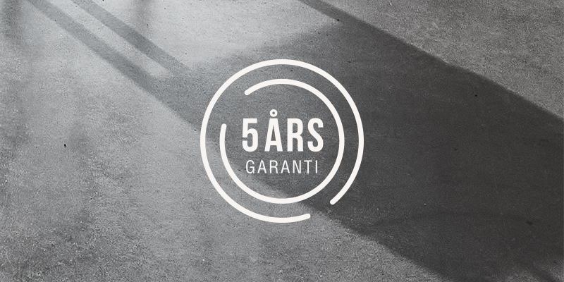 Bild med vit logo som säger 5 års garanti
