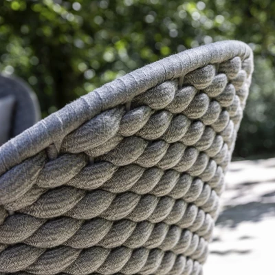 Närbild av grovt vävt ryggstöd på en modern utomhusstol.