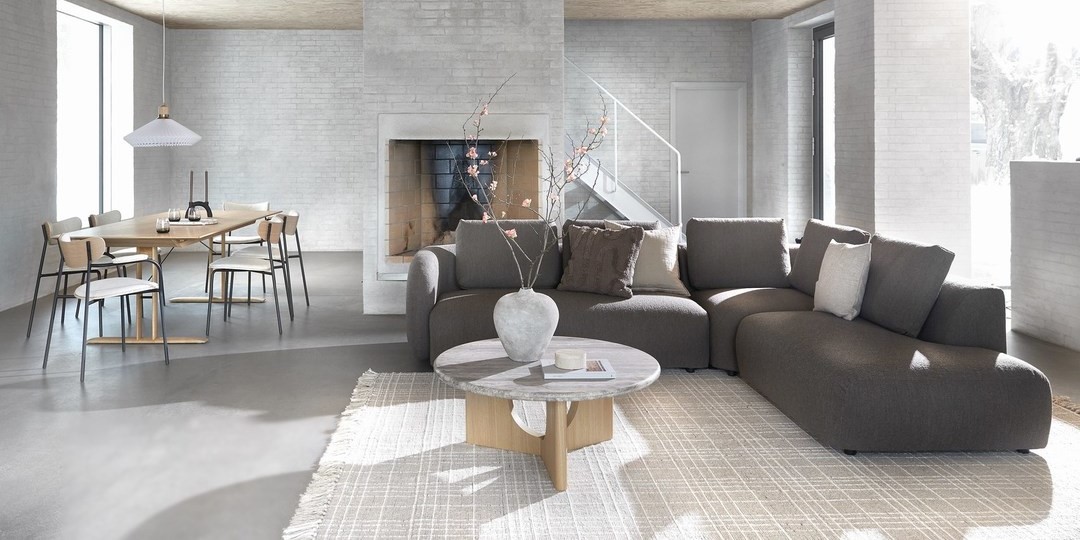 Stor hörnsoffa och matgrupp i ljust vardagsrum