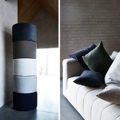 Stämningsfull interiörkollektion med fokus på textilier. Till vänster syns en stapel av runda tygprover i neutrala färger, i mitten en beige soffa med mjuka prydnadskuddar i mörkblått, grönt och ljusa nyanser, och till höger en närbild av eleganta gardiner i textil med böljande struktur i beige, grå och mörkblå toner.