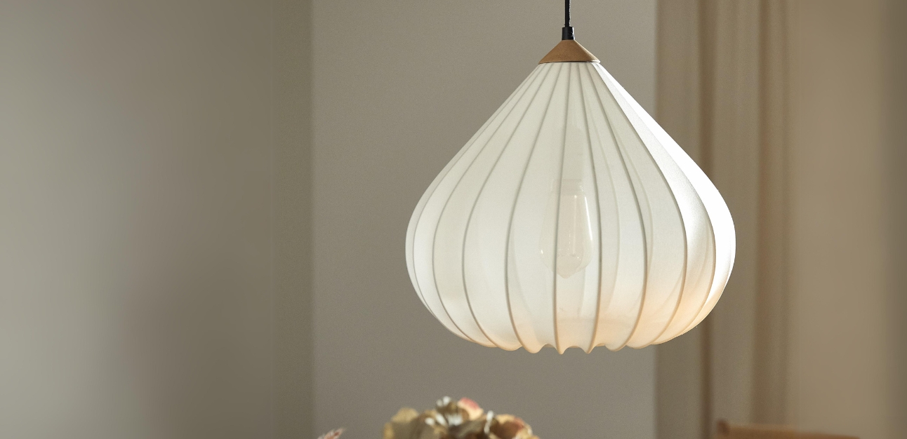 Hängande lampa i vit droppformad design