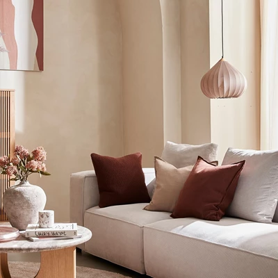 Mysigt vardagsrum i ljusa färger och jordtoner.