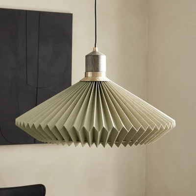 Plisserad taklampa i grönt.