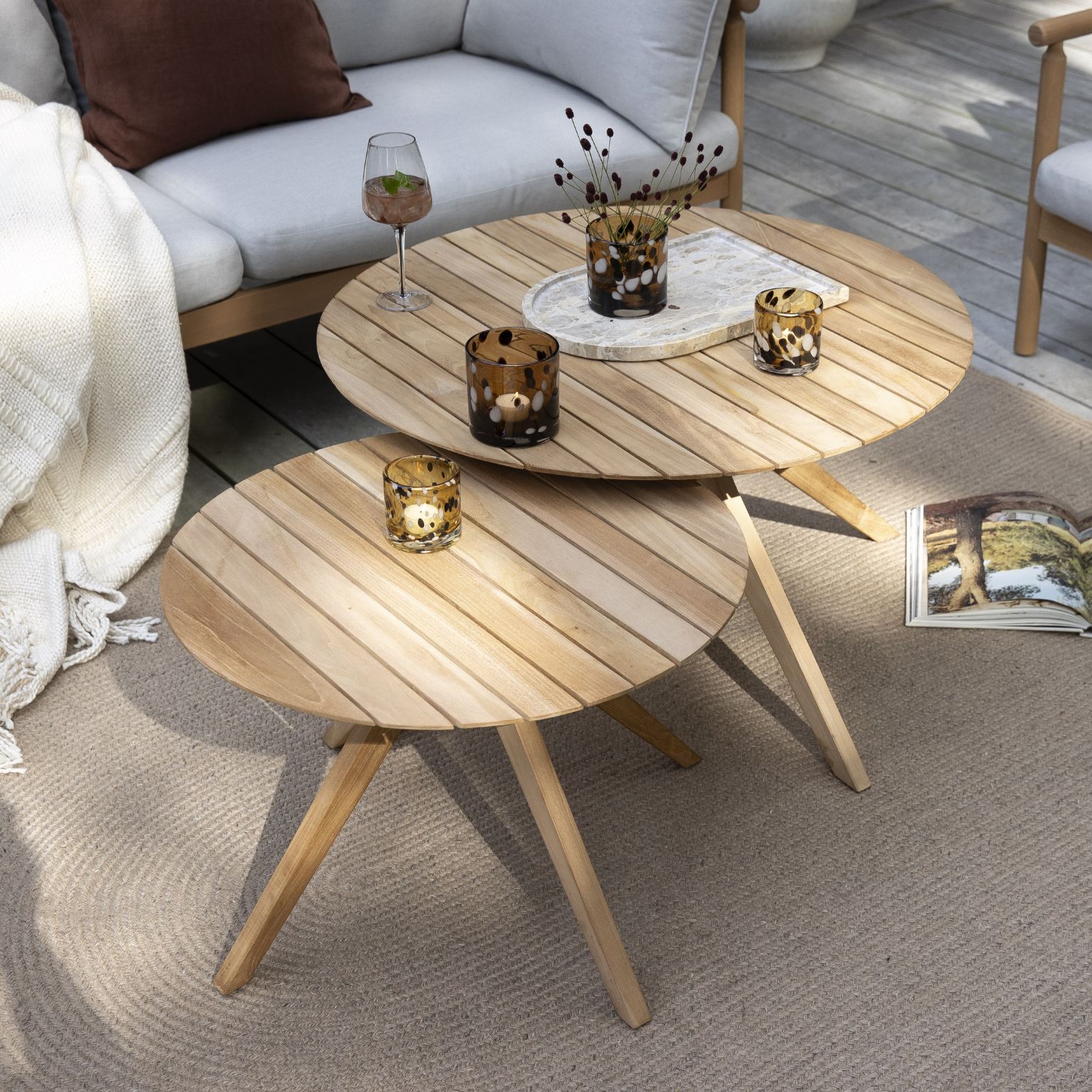 Två loungbord i trä, placerade förskjutet från varandra