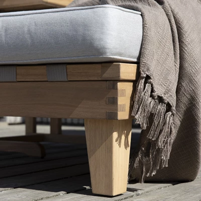 Detaljerad bild av benen på en solsäng i eukalyptusträ.