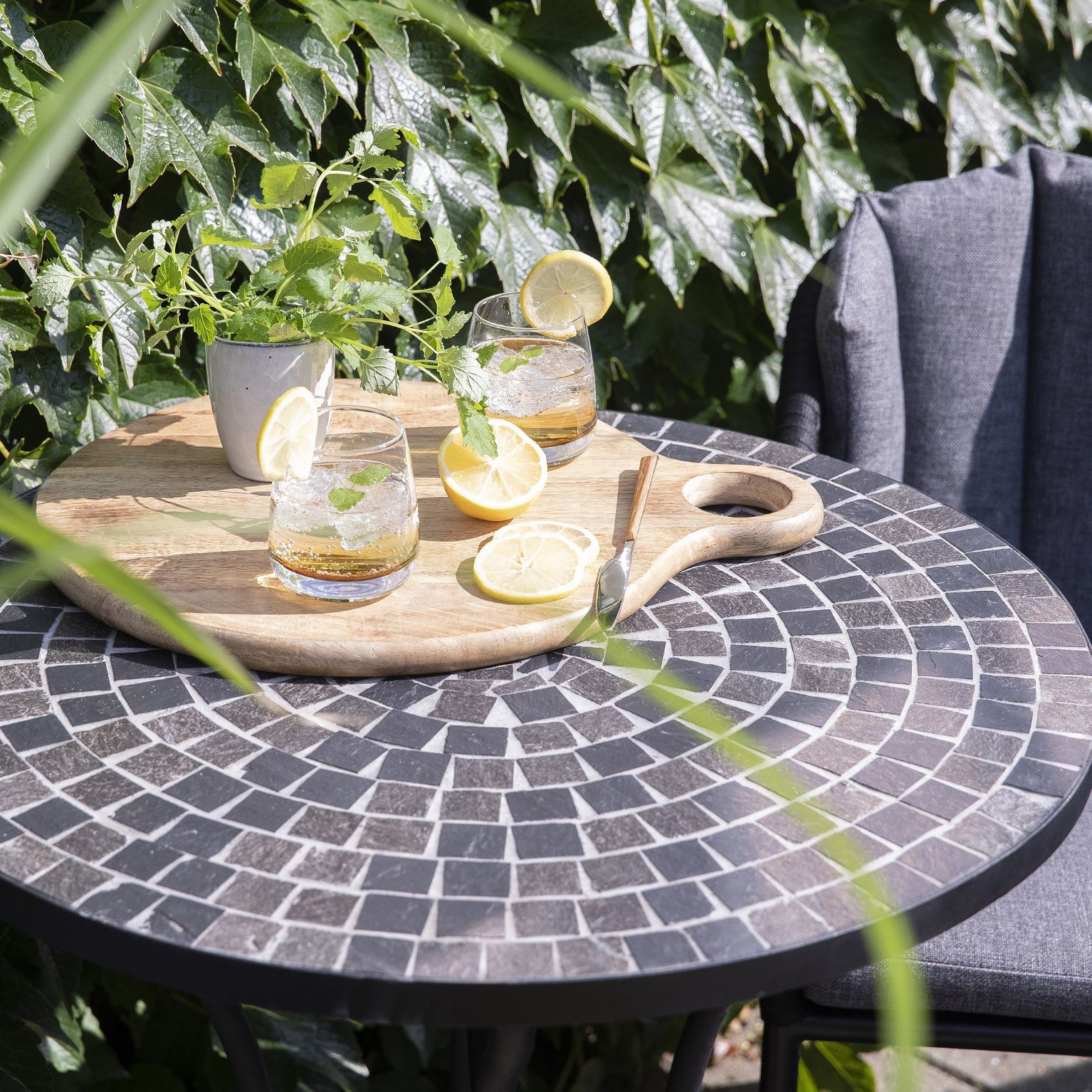 Närbilder av ett cafébord i mosaik.