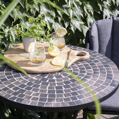 Närbilder av ett cafébord i mosaik.