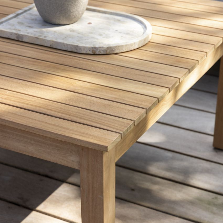 Närbild av trädgårdsbord i trä