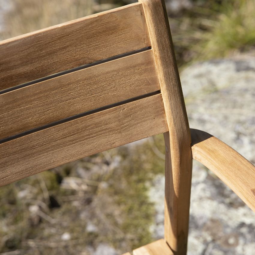 Närbild av trädgårdsstol i trä