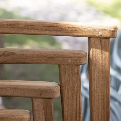 Närbild av armstöd på staplade trädgårdsstolar i trä