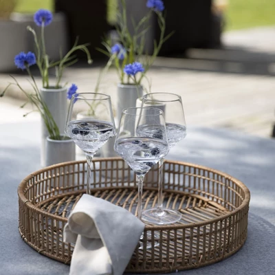 Bricka i naturrattan med 3 vinglas.
