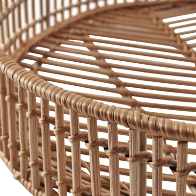 Närbild av en bricka i naturrattan utan innehåll.