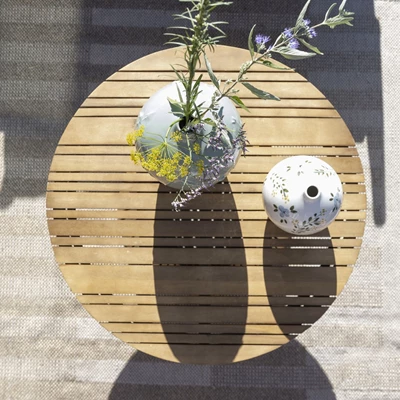 Runt trädgårdsbord i akaciaträ sett uppifrån.