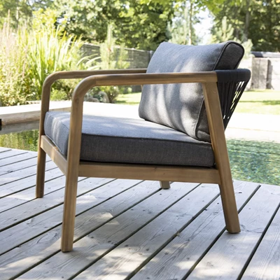 ChatGPT sagde: Loungestol i akaciaträ med stilrena detaljer sedd från sidan.