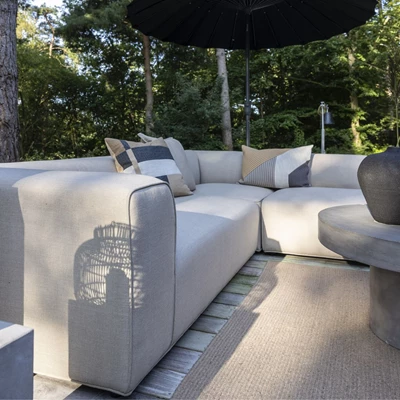 Lounge modulsoffa i ljus färg sedd från sidan.