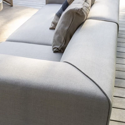 Ljus lounge modulträdgårdssoffa sedd på nära håll.