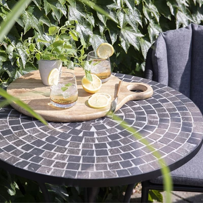 Mosaikträdgårdsbord i grått design.
