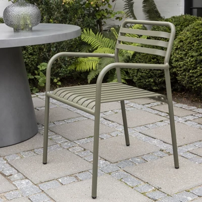 Caféstol i grönt aluminium med enkelt design.