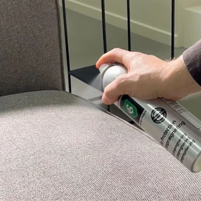 Guardian textilimpregnering, som sprayas på soffa