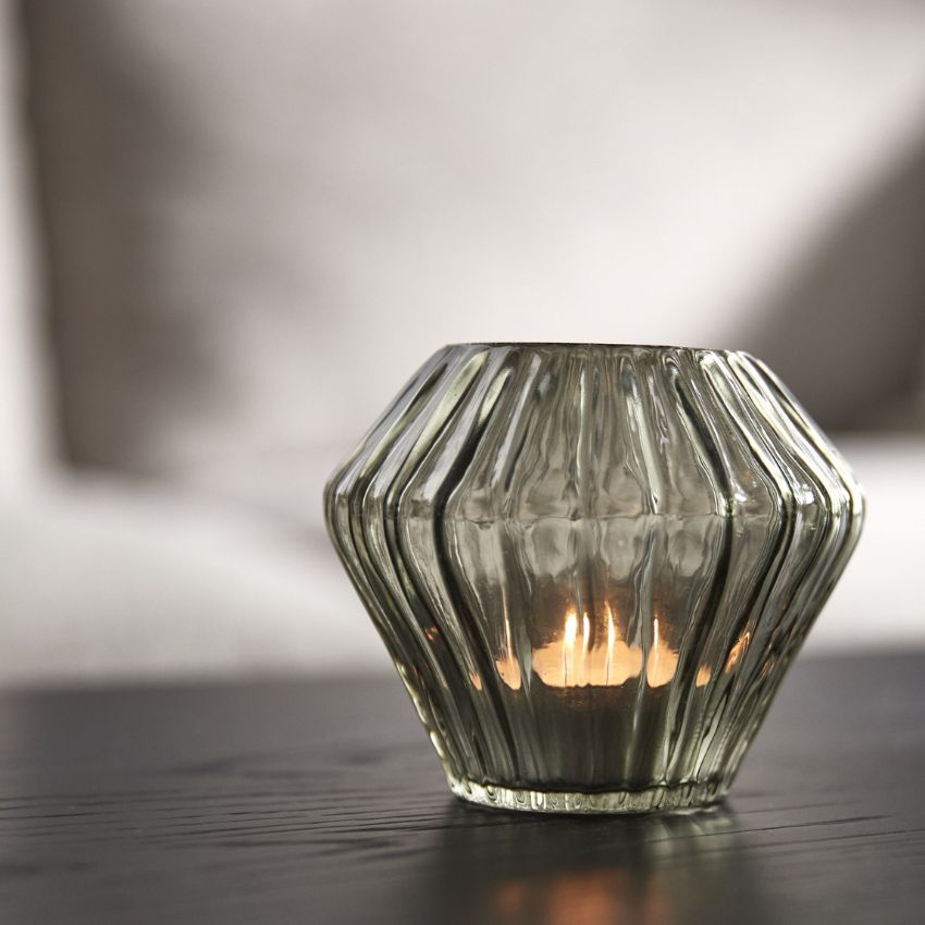 Ljuslykta i grönaktig nyans med stearinljus i