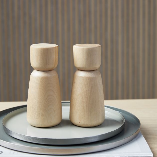 Salt- och pepparkvarn på fat