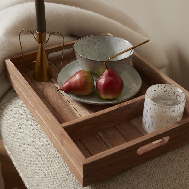Bricka i trä med ställ, glas och ljusstake
