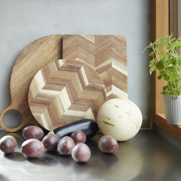 Skärbräda placerad mot väggen