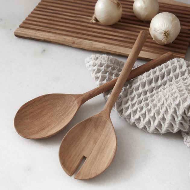 Salladsbestick i trä liggande på köksbänken