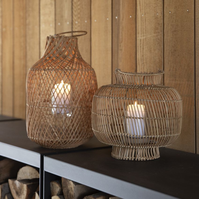 Två lyktor på ett bord utomhus.